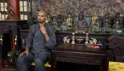 少林寺回应NBA球星文班亚马“剃发闭关”：人确实在寺里