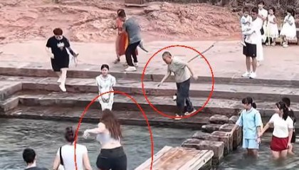 全网寻人！凤凰古城一外国女游客飞身入水与家属合力救人，知情人：整个过程不到10秒