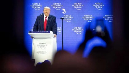 特朗普仓皇后退，威风碎了一地