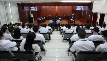 四川一90后干部现场忏悔：对不起父母和妻子，其同事旁听后表示受到极大震撼