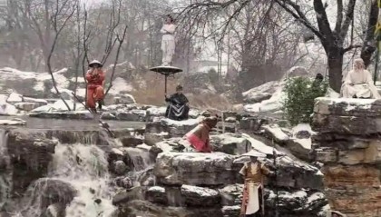 开封万岁山一NPC演员雪中静立被误以为是假人，景区：有保暖措施，期间会安排换班