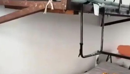 湖南一学生宿舍床铺仅用三角铁和螺丝固定，学校：条件有限没办法，计划翻新或重建