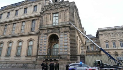 卢浮宫盗贼刚偷完就弄丢一件珠宝马克龙全程跟进案件调查