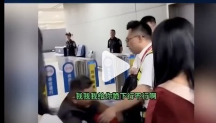 航班因天气原因备降太原，乘客情急向工作人员下跪，海航回应