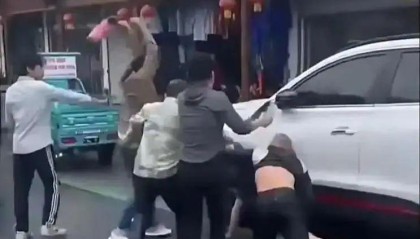 不吃饭不能停车，游客遭饭店多人围殴？安徽泾县文旅局通报