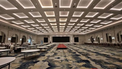 “窗帘藏酒”真相再调查原是服务员找来空箱装喝过的酒瓶