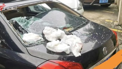 广东一小区现奇葩高空抛物，一大袋使用后纸尿片砸凹车顶