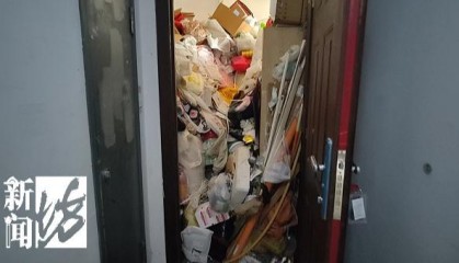 家里清出30吨！男子崩溃：老妈3套房，开门瞬间涌出……
