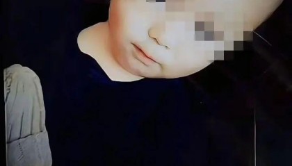 贵州2岁男童家门口失踪3天，在离家数公里外高速旁的隐蔽灌木丛中被找到，警方：轻微脱水无明显外伤