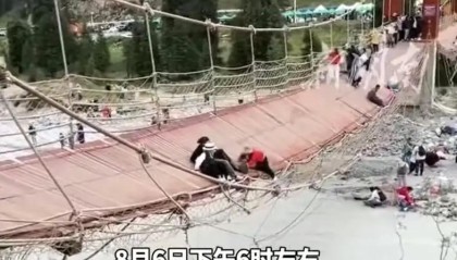 新疆一景区网红桥突然断裂，致多名游客落水受伤，当地：正在现场救援