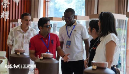 机遇中国多彩世界｜美酒河畔，国际青年“酿”出AI新体验