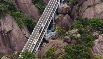 花1.27亿元，给大山装上室外扶梯，景区回应：正在内测，可免费乘坐体验
