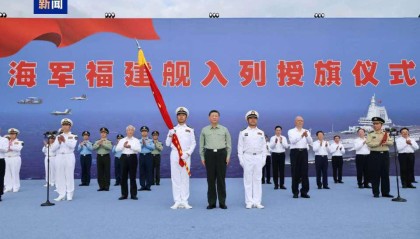 我国第一艘电磁弹射型航空母舰入列习近平出席入列授旗仪式并登舰视察