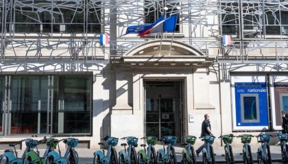 法国政府高官给240名女性求职者，暗中下利尿剂，“让她们生理失控”