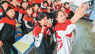 青春力量点亮边疆教育“烛火”