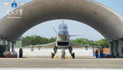 歼-10二对三空战对抗，视频直击