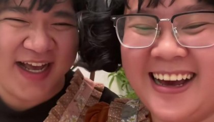 广东一对夫妻长“复制粘贴脸”走红，网友：谁是老公？