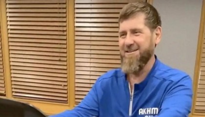 大难不死的卡德罗夫，一脸憔悴现身说法，身体暴瘦就像变了一个人