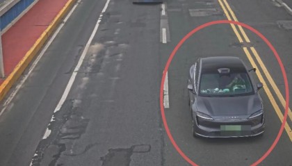 方向盘成餐桌？如此“智驾”，扣分、罚款！