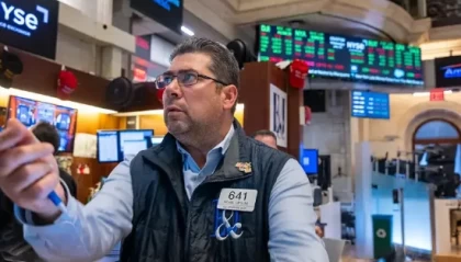 尾盘：道指下跌260点 纳指与标普再创新高