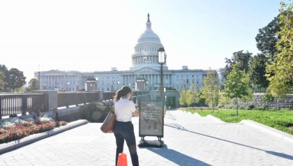 美国政府“停摆”首日：约75万名联邦雇员被迫停薪休假，多个景点关闭！人手短缺危及航空