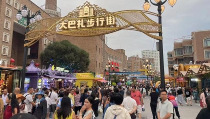 沿着高速看新疆丨火热“夜”态点亮丝路“会客厅”