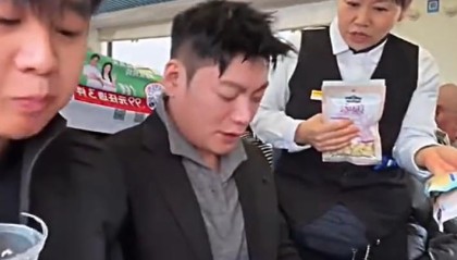 列车售货员与网红互动，因多收1元和2只烧鸡被停职！官方最新通报