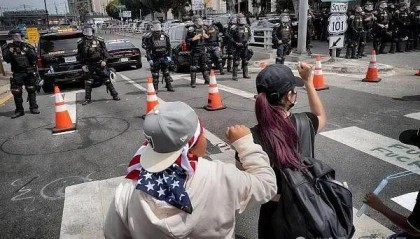 全美数百万人涌上街头抗议，白宫不要国王