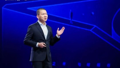 专访何毅进｜一款长青产品的周期进化论：这一次腾讯新闻会如何直面AI世代？