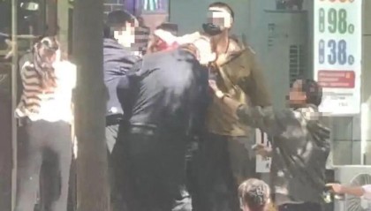 理发店主阻拦城管撕广告，被城管队员咬伤手指：“别的店铺都在贴，为啥光撕我的？”兰州警方回应