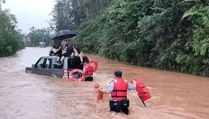 广东怀集百年一遇洪灾致15人受伤，当地正加快抢修恢复供电