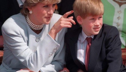 经过戴安娜车祸地梅根车内翘脚拍视频惹众怒