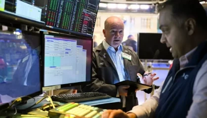 收盘:美股涨跌不一纳指涨300点 标普指数年线转涨
