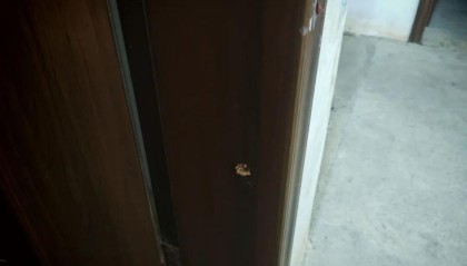 因怀疑邻居夫妇“摆阵作法”害己，男子改装射钉枪入室射杀二人：案件二审开庭，未当庭宣判