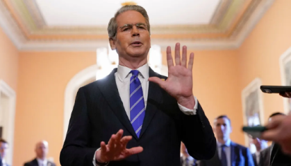 理事也别继续当了— 贝森特暗示鲍威尔明年应从美联储全退