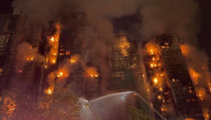 香港大埔大火受灾楼栋住户近万人，风大火势暂未被控制，消防暂无法抵达个别求助者所在位置