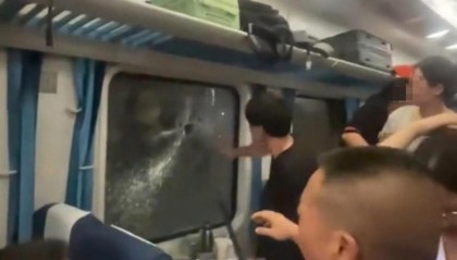 列车停运三小时，乘客砸车窗通风，目击者：砸车小伙被民警带走