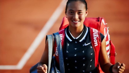 又多了一个“高山”？郑钦文回应温网出局：她不克我！高温不是输球理由