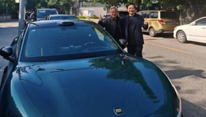 黄仁勋称想买一辆小米汽车，曾与雷军在SU7 Ultra 旁合影