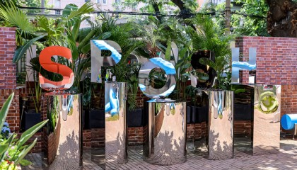 绫濑遥演绎优衣库夏日系列，Crocs新联名融合“鞋+手表”｜是日美好事物