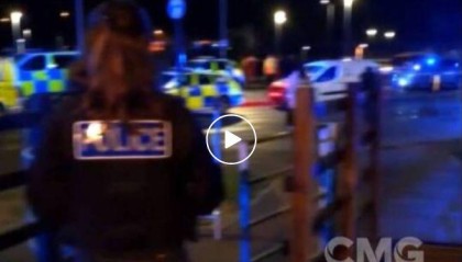 大量列车停运！英国突发火车持刀行凶事件，9人生命垂危，反恐部门介入！首相发声