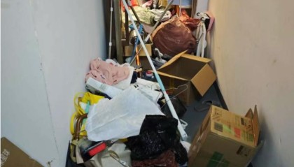 臭到离谱!独居老人疯狂囤垃圾，3600万豪宅变垃圾场，邻居被迫卖房